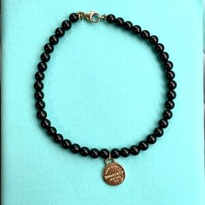 Tiffany & Co. Yellow gold round RTT tag onyx mini bead bracelet